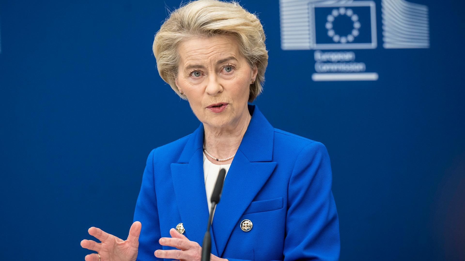 Die Präsidentin der Europäischen Kommission Ursula von der Leyen und der Hohe Vertreter Josep Borrell sprechen während einer Pressekonferenz am Sitz der Europäischen Kommission in Brüssel, Belgien, am 04.03.2025 zu den Medien.