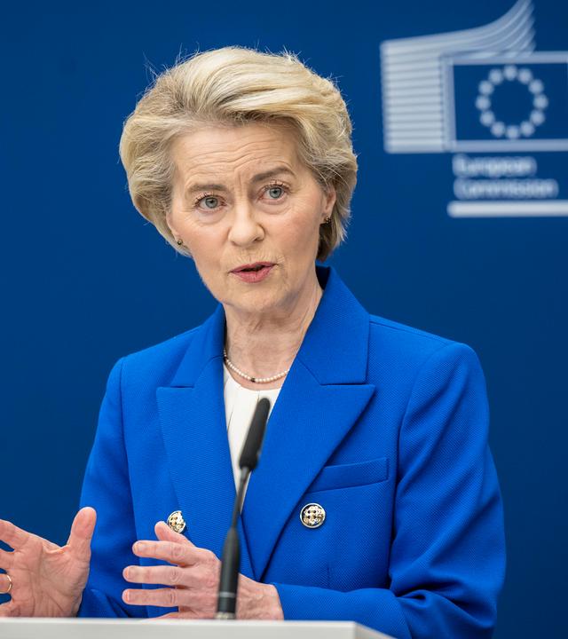 Die Präsidentin der Europäischen Kommission Ursula von der Leyen und der Hohe Vertreter Josep Borrell sprechen während einer Pressekonferenz am Sitz der Europäischen Kommission in Brüssel, Belgien, am 04.03.2025 zu den Medien.