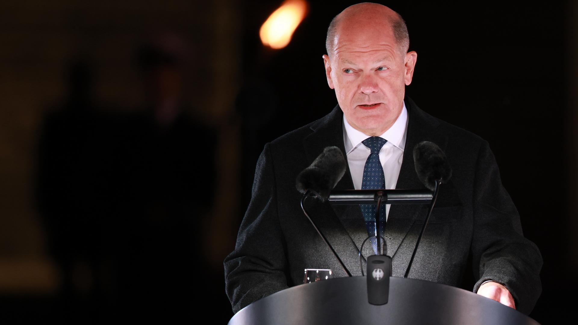 Olaf Scholz spricht im Rahmen des Grossen Zapfenstreichs im Mai 2025