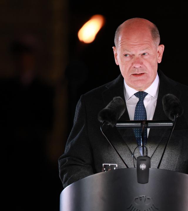 Olaf Scholz spricht im Rahmen des Grossen Zapfenstreichs im Mai 2025