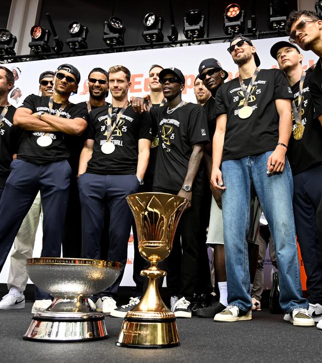 Die Deutsche Nationalmannschaft feiert nach ihrer Ankunft auf einem Empfang bei der ING Bank in Frankfurt