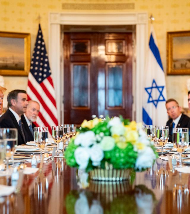 US-Präsident Donald Trump, Mitte links, und der israelische Premierminister Benjamin Netanjahu, Mitte rechts, während eines Abendessens im Blue Room des Weißen Hauses in Washington, DC, USA, am Montag, 7. Juli 2025.
