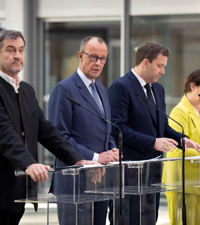 Markus Söder, Friedrich Merz, Lars Klingbeil und Saskia Esken bei einer Pressekonferenz nach den Sondierungsgesprächen der Partei- und Fraktionsspitzen von SPD, CDU und CSU im Reichstagsgebäude