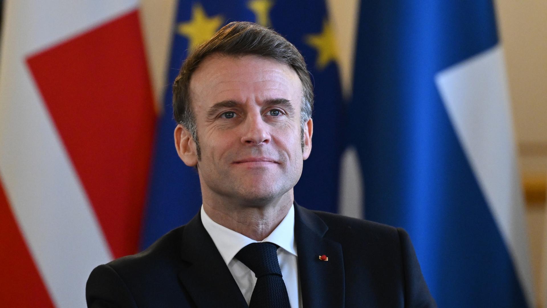 Frankreichs Präsident Emmanuel Macron bereitet sich auf eine Plenarsitzung bei einem Gipfeltreffen im Lancaster House im Zentrum Londons am 2. März 2025 vor.