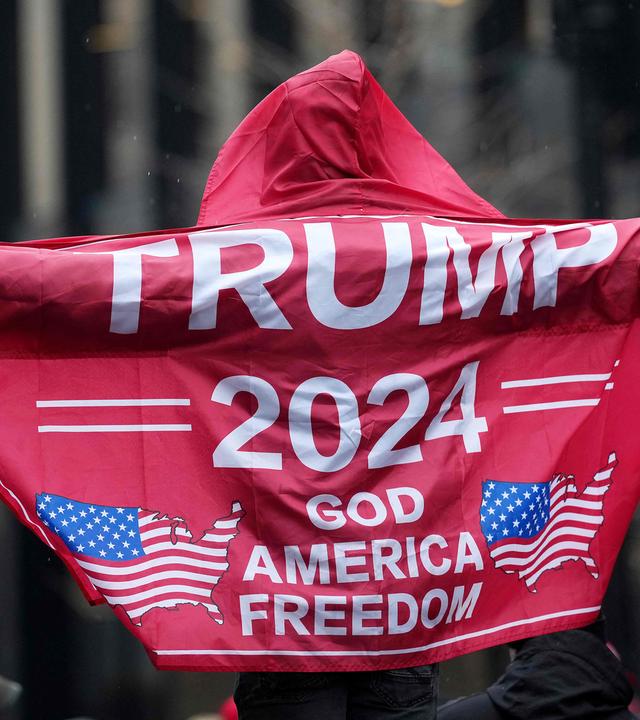 Ein Unterstützer trägt Trump-Kleidung vor der Capital One Arena vor der Siegeskundgebung von Donald Trump am 19. Januar 2025 in Washington