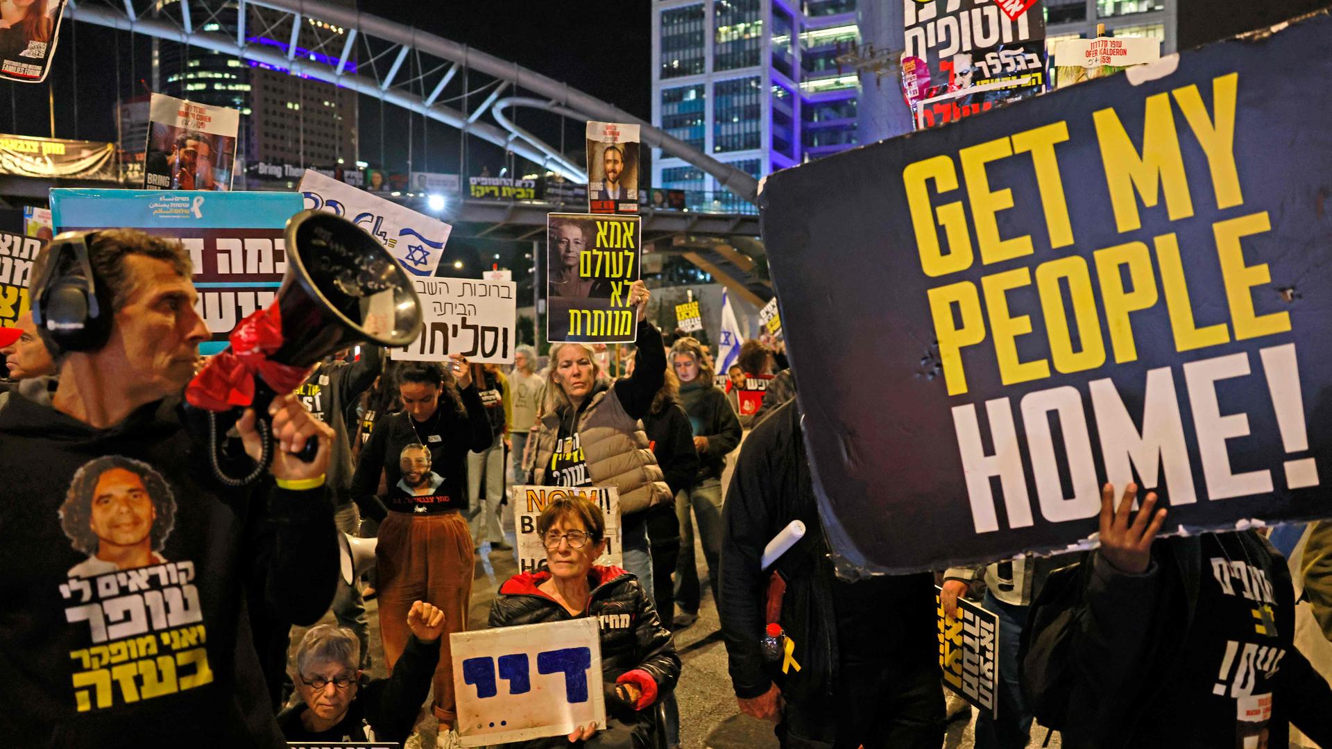 Unterstützer und Angehörige von israelischen Geiseln, die seit den Angriffen militanter Palästinenser am 7. Oktober 2023 im Gazastreifen gefangen gehalten werden, demonstrieren am 19. Januar 2025 in Tel Aviv