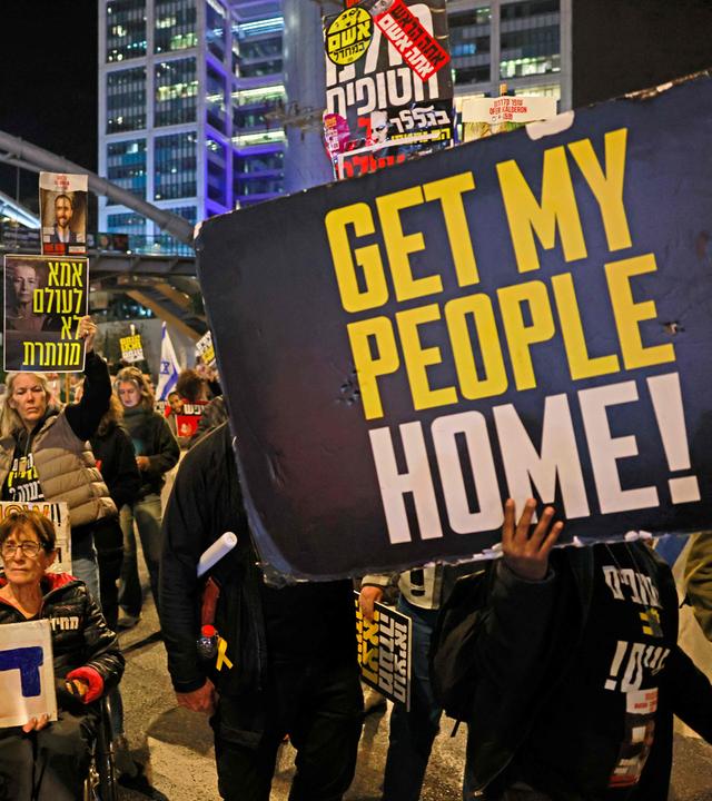 Unterstützer und Angehörige von israelischen Geiseln, die seit den Angriffen militanter Palästinenser am 7. Oktober 2023 im Gazastreifen gefangen gehalten werden, demonstrieren am 19. Januar 2025 in Tel Aviv