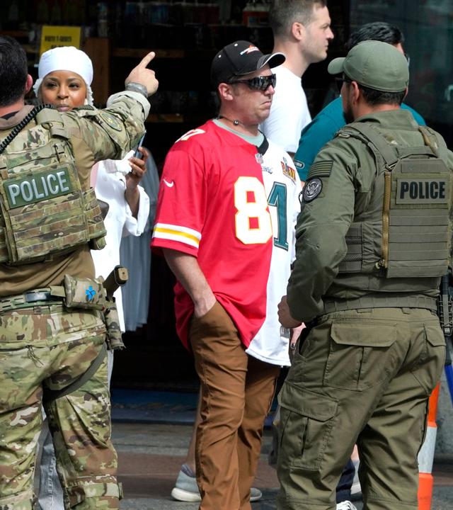 Sicherheitskräfte weisen Zuschauern des Super Bowls an