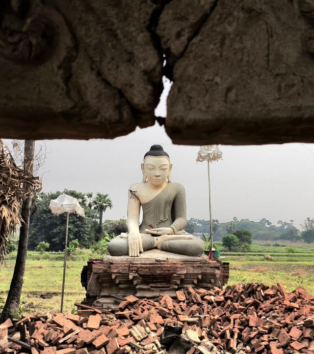 Eine Buddha-Statue ist nach dem verheerenden Erdbeben in Inn Wa am Stadtrand von Mandalay von Trümmern umgeben.