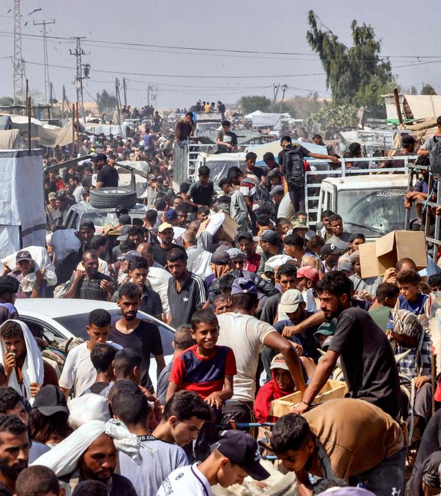 Palästinenser tragen am 28. Juli 2025 in der Region Mawasi in Rafah im südlichen Gazastreifen ihre persönlichen Habseligkeiten.