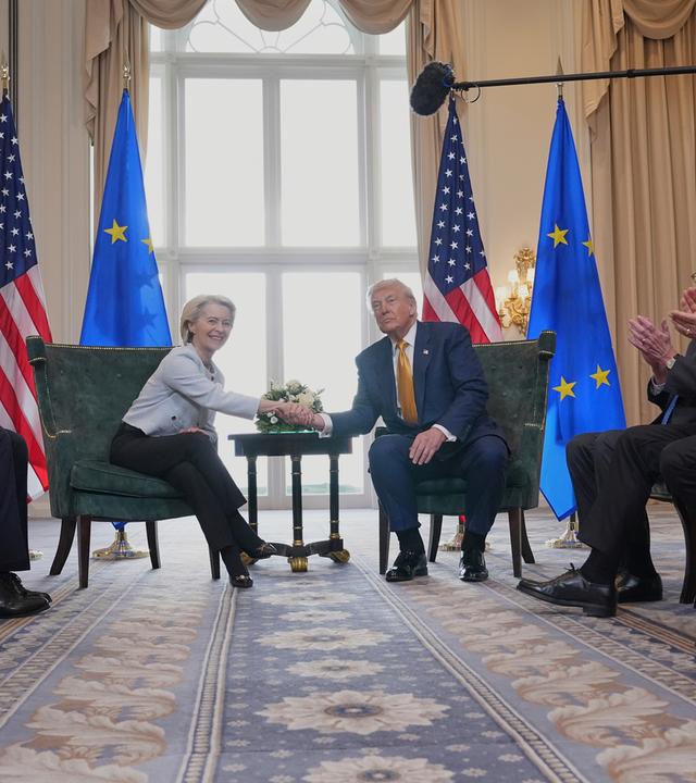 Präsident Donald Trump und die Präsidentin der Europäischen Kommission Ursula von der Leyen geben sich die Hand, nachdem sie am Sonntag auf dem Trump Turnberry Golfplatz in Turnberry, Schottland, ein Handelsabkommen geschlossen haben.