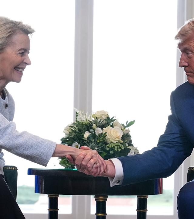 Präsident Donald Trump und die Präsidentin der Europäischen Kommission Ursula von der Leyen geben sich nach Abschluss eines Handelsabkommens auf dem Trump Turnberry Golfplatz in Turnberry, Schottland, am Sonntag, dem 27. Juli 2025, die Hand.