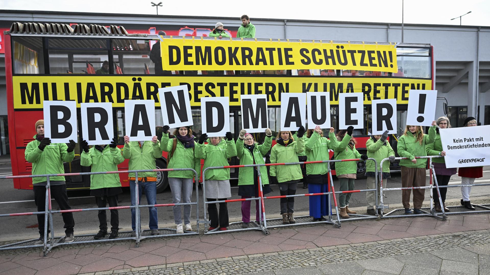 Demonstranten vor dem CDU Parteitag in Berlin