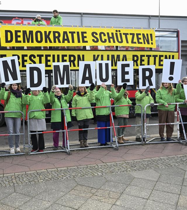 Demonstranten vor dem CDU Parteitag in Berlin