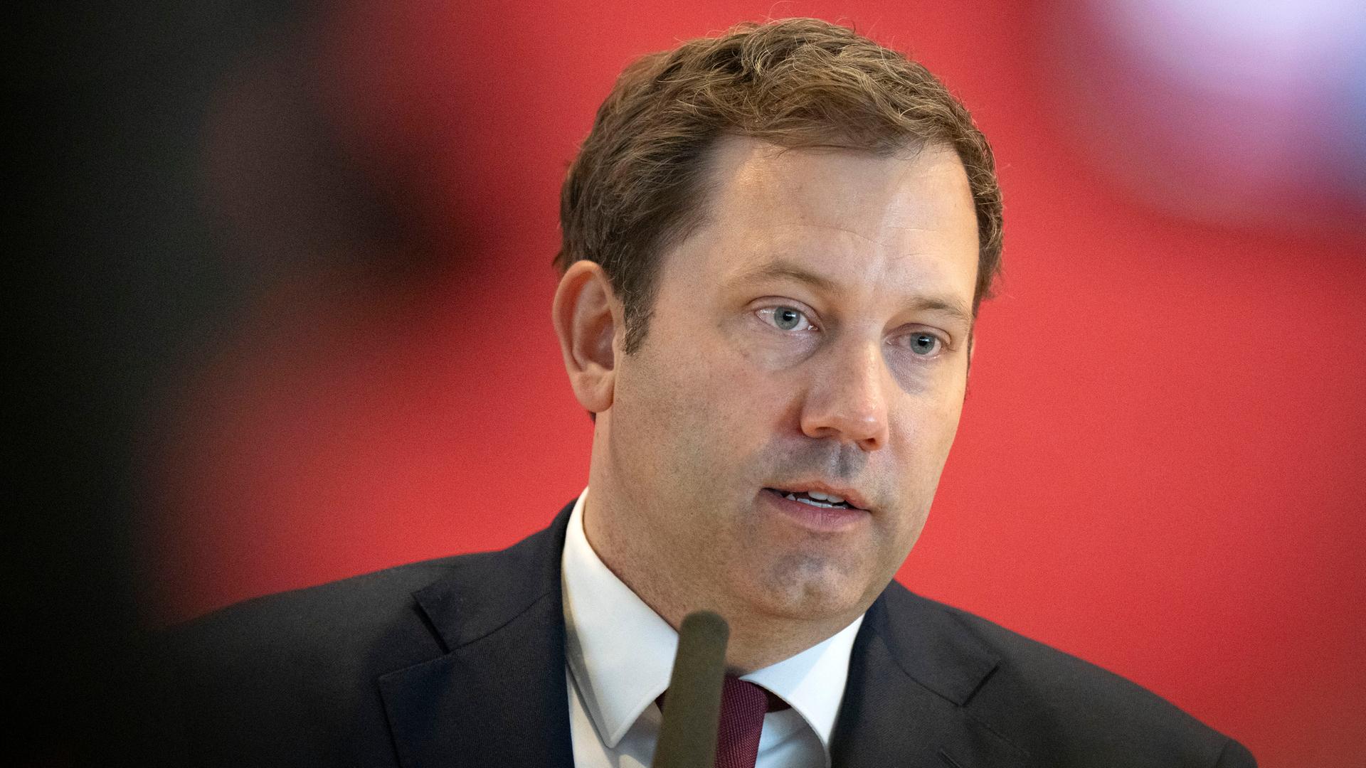 Lars Klingbeil beim Pressestatement nach der Fraktionssitzung der SPD-Bundestagsfraktion im Reichstagsgebaeude. Berlin, 26.02.2025