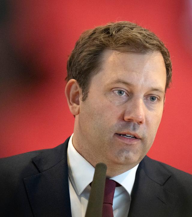 Lars Klingbeil beim Pressestatement nach der Fraktionssitzung der SPD-Bundestagsfraktion im Reichstagsgebaeude. Berlin, 26.02.2025