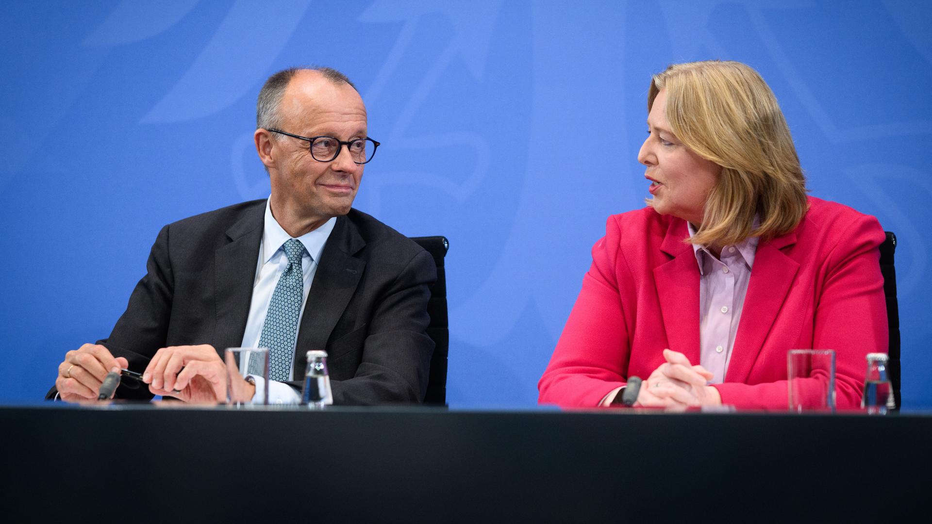 Friedrich Merz (links), Bundeskanzler und Bundesvorsitzender der CDU, und Bärbel Bas (rechts), Bundesministerin für Arbeit und Soziales und Bundesvorsitzende der SPD