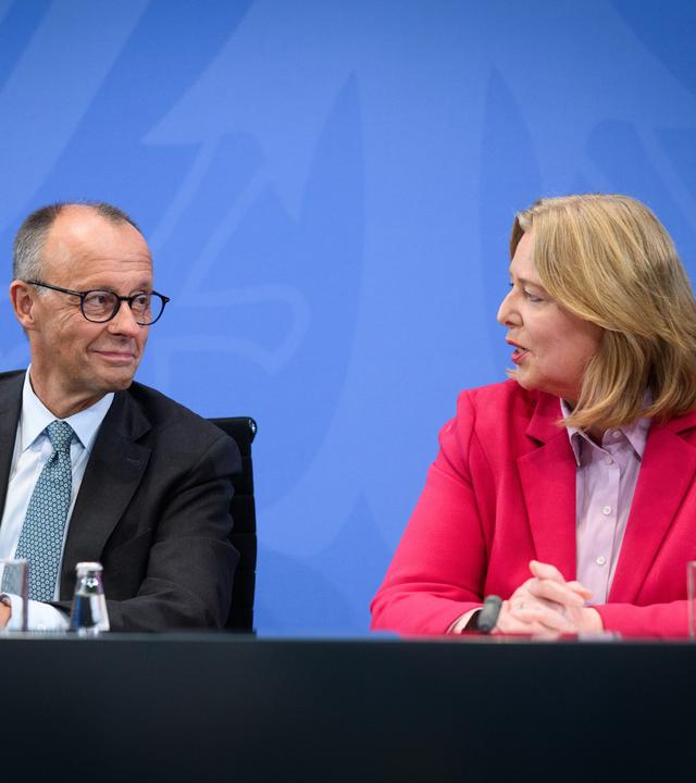 Friedrich Merz (links), Bundeskanzler und Bundesvorsitzender der CDU, und Bärbel Bas (rechts), Bundesministerin für Arbeit und Soziales und Bundesvorsitzende der SPD