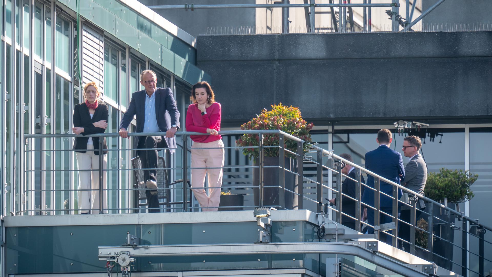 07.03.2025, Berlin: Friedrich Merz (2.v.l), Unions Kanzlerkandidat und CDU Bundesvorsitzender, steht zwischen Karin Prien (CDU) und Dorothee Bär (CSU,l) während einer Pause bei den Sondierungsgesprächen von Union und SPD im Jakob Kaiser Haus im Bundestag wo die Koalitionsbildung nach der Bundestagswahl vorbereitet wird. Foto: Michael Kappeler/dpa +++ dpa-Bildfunk +++