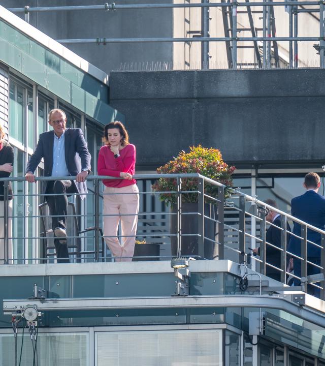 07.03.2025, Berlin: Friedrich Merz (2.v.l), Unions Kanzlerkandidat und CDU Bundesvorsitzender, steht zwischen Karin Prien (CDU) und Dorothee Bär (CSU,l) während einer Pause bei den Sondierungsgesprächen von Union und SPD im Jakob Kaiser Haus im Bundestag wo die Koalitionsbildung nach der Bundestagswahl vorbereitet wird. Foto: Michael Kappeler/dpa +++ dpa-Bildfunk +++