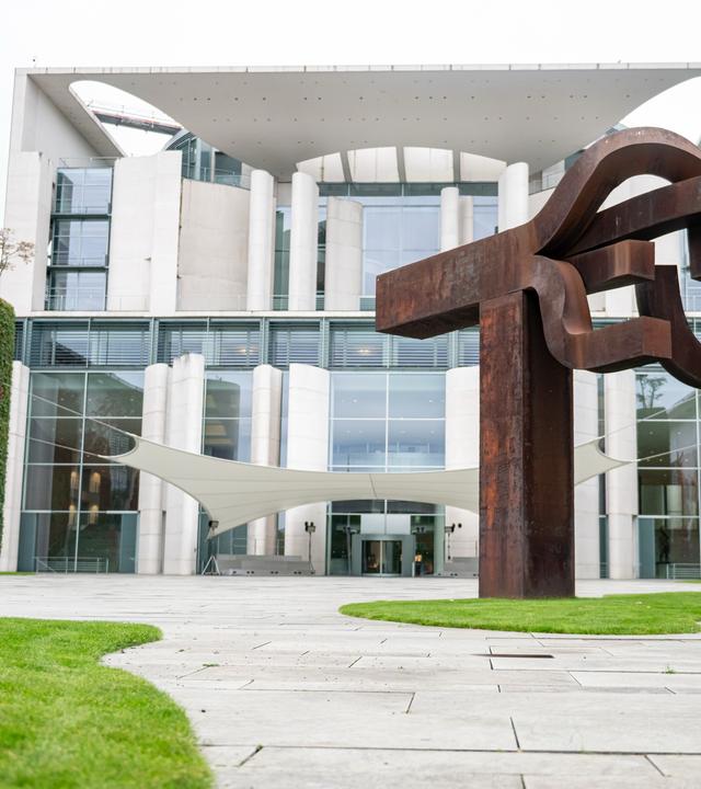 Berlin: Das Bundeskanzleramt vor dem Koalitionsausschuss, mit Blick auf die Skulptur «Berlin» des spanischen Künstlers Eduardo Chillida (1924-2002).
