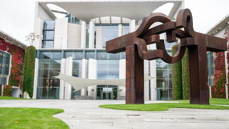 Berlin: Das Bundeskanzleramt vor dem Koalitionsausschuss, mit Blick auf die Skulptur «Berlin» des spanischen Künstlers Eduardo Chillida (1924-2002).