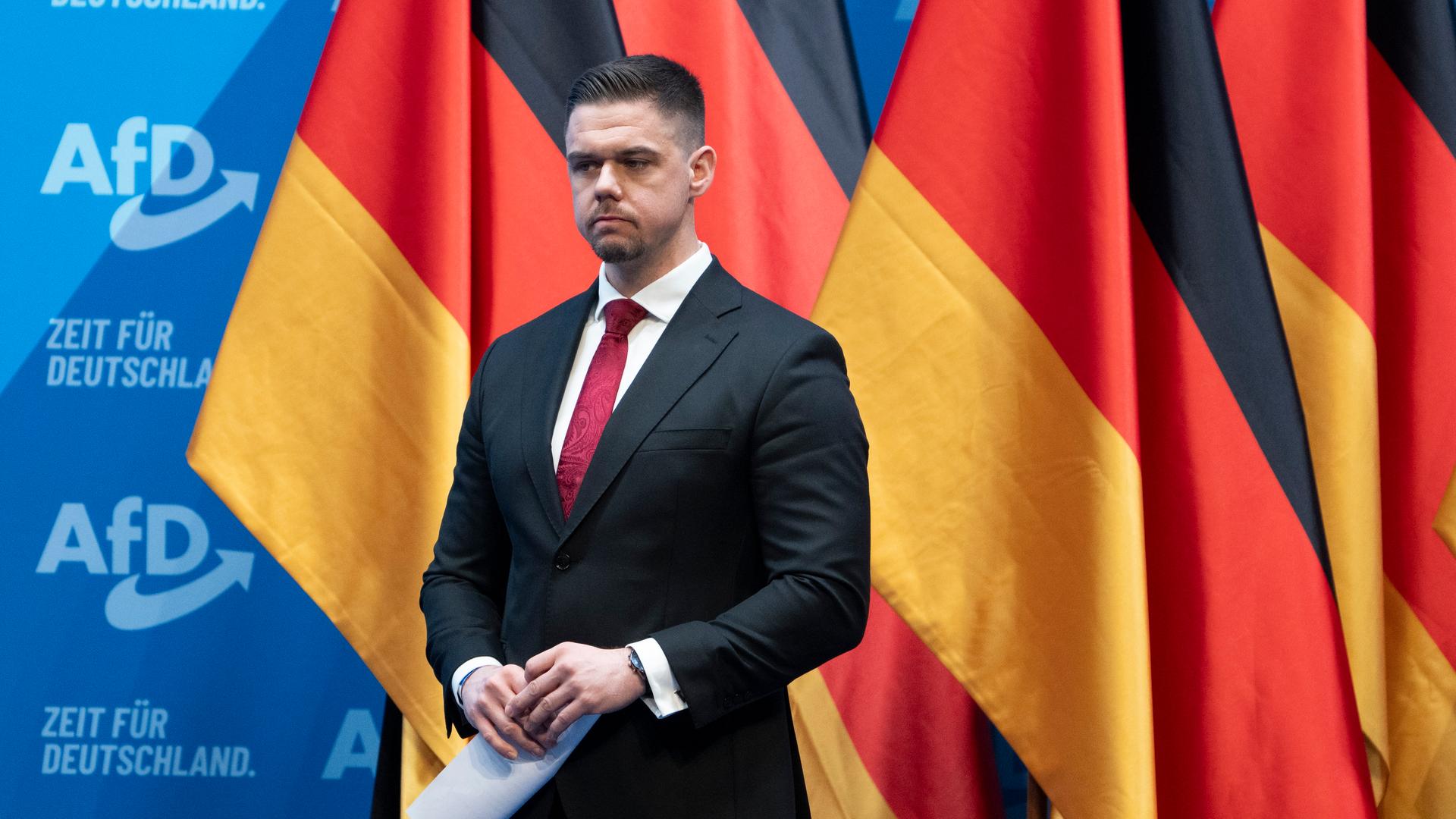 Hannes Gnauck, AfD Bundestagsabgeordneter und Vorsitzender der Jungen Alternative Deutschland (JA), steht auf dem AfD-Bundesparteitag auf der Bühne. In Riesa will die AfD ihr Wahlprogramm beschließen.