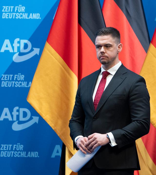 Hannes Gnauck, AfD Bundestagsabgeordneter und Vorsitzender der Jungen Alternative Deutschland (JA), steht auf dem AfD-Bundesparteitag auf der Bühne. In Riesa will die AfD ihr Wahlprogramm beschließen.