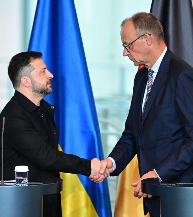 Wolodymyr Selenskyj (l), Präsident der Ukraine und Bundeskanzler Friedrich Merz (CDU, r) geben ein Statement