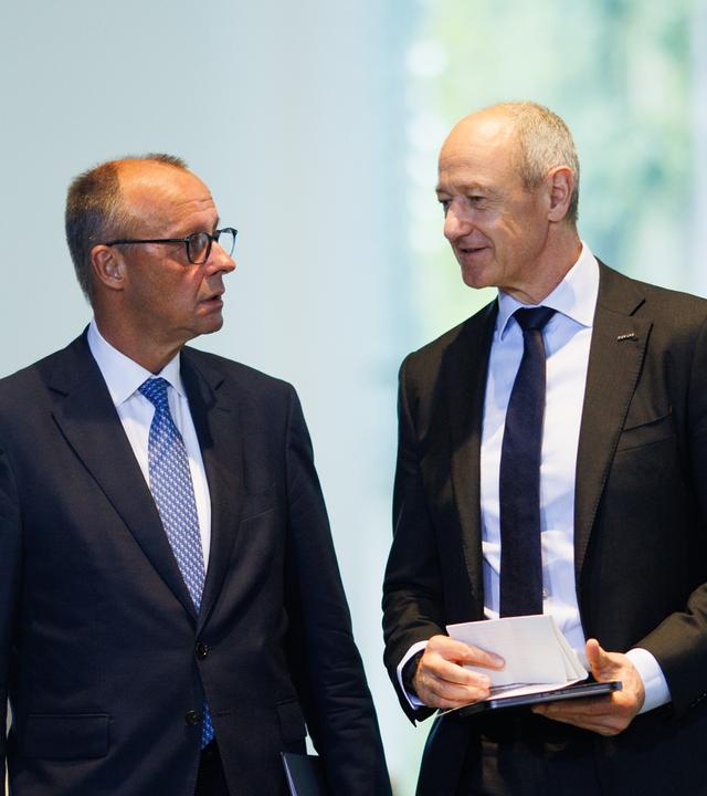 Bundeskanzler Friedrich Merz (CDU) und Roland Busch (r), CEO von Siemens, kommen zur Abgabe der Statements beim Investitionsgipfel "Made for Germany" im Bundeskanzleramt