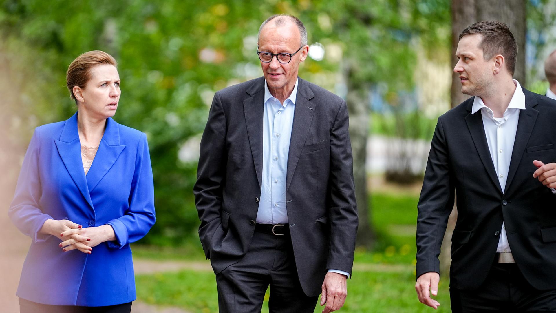 Mette Frederiksen, Ministerpräsidentin von Dänemark, Bundeskanzler Friedrich Merz (CDU) und Jens-Frederik Nielsen, Premierminister von Grönland, kommen zum Treffen der nordischen Regierungschefs aus Finnland, Schweden, Norwegen, Dänemark und Island für ein Familienfoto vor der Burg Turku zusammen.