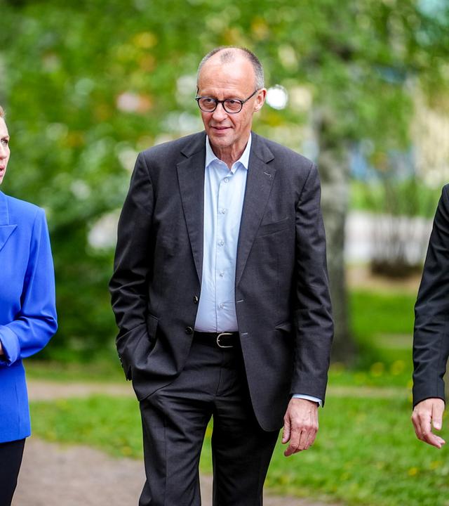 Mette Frederiksen, Ministerpräsidentin von Dänemark, Bundeskanzler Friedrich Merz (CDU) und Jens-Frederik Nielsen, Premierminister von Grönland, kommen zum Treffen der nordischen Regierungschefs aus Finnland, Schweden, Norwegen, Dänemark und Island für ein Familienfoto vor der Burg Turku zusammen.