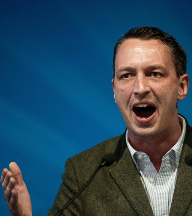 03.01.2025, Nordrhein-Westfalen, Marl: Matthias Helferich, fraktionslos aber AfD-Parteimitglied, spricht zu den Delegierten.