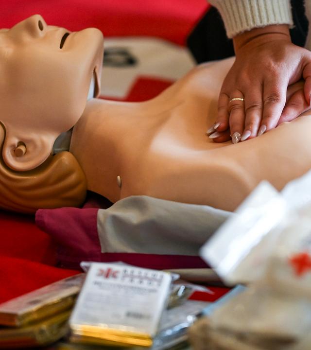12.09.2025, Berlin: Bei einem Erste-Hilfe-Kurs vom DRK Kreisverband Berlin-Zentrum wird eine Herzdruckmassage geübt. 