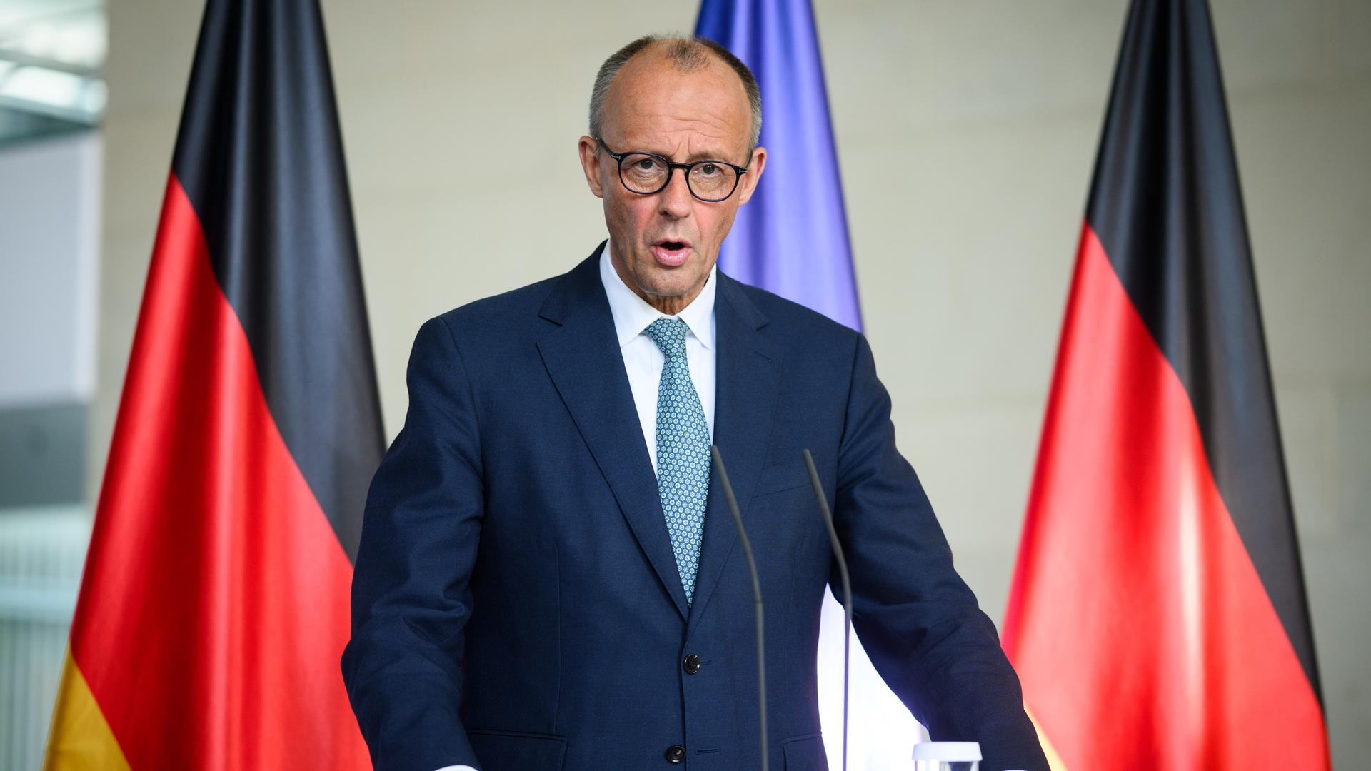 28.07.2025, Berlin: Bundeskanzler Friedrich Merz (CDU) kommt zu einer Pressekonferenz nach der Sitzung des Sicherheitskabinetts zu den Konflikten im Nahen Osten im Bundeskanzleramt.