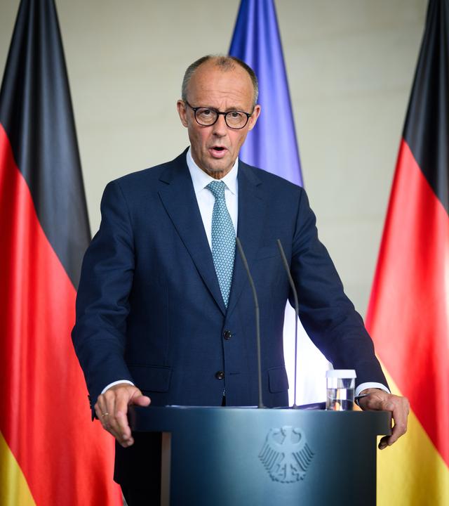 28.07.2025, Berlin: Bundeskanzler Friedrich Merz (CDU) kommt zu einer Pressekonferenz nach der Sitzung des Sicherheitskabinetts zu den Konflikten im Nahen Osten im Bundeskanzleramt.