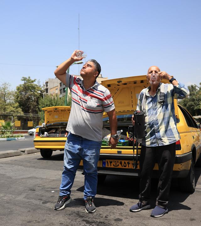  Zwei Taxifahrer erfrischen sich während einer Hitzewelle in der iranischen Hauptstadt. Die Millionenmetropole steht vor einer Wasserkrise. 
