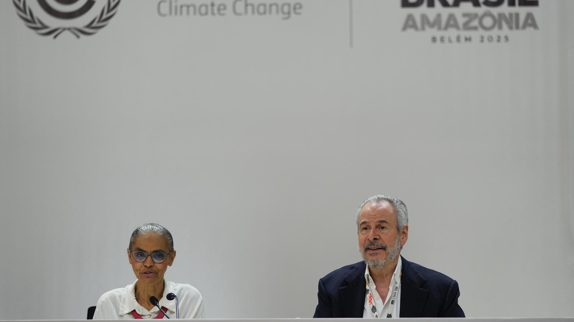 Brasilien, Belem: Andre Correa do Lago, Präsident der COP30, rechts, und Marina Silva (l), brasilianische Umweltministerin, nehmen an einer Pressekonferenz im Rahmen des UN-Klimagipfels COP30 teil.