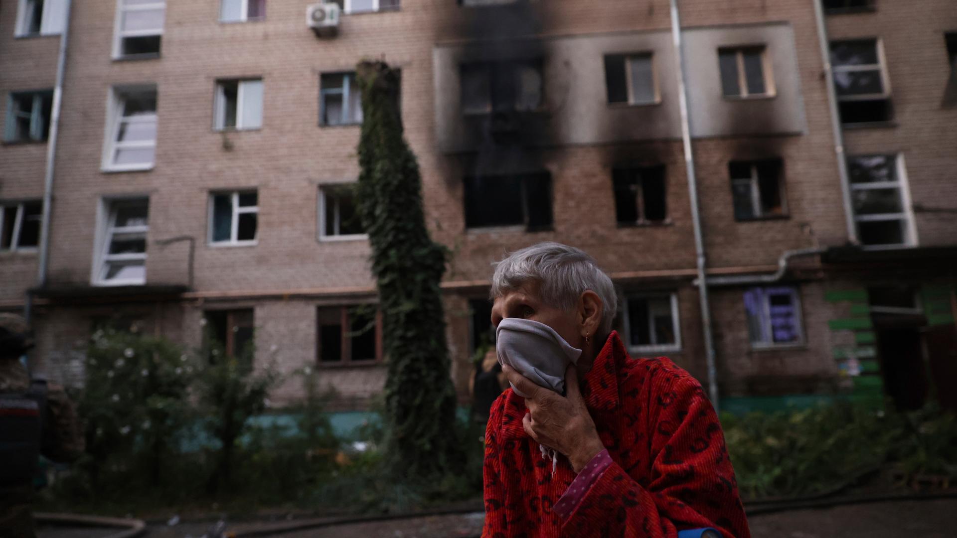  Ukraine, Saporischschja: Ein Bewohner steht in der Nähe seines zerstörten Hauses nach einem russischen Luftangriff.