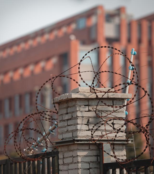 Stacheldraht umgibt die Wände des Wuhan Institute Of Virology in Wuhan, Provinz Hubei, China