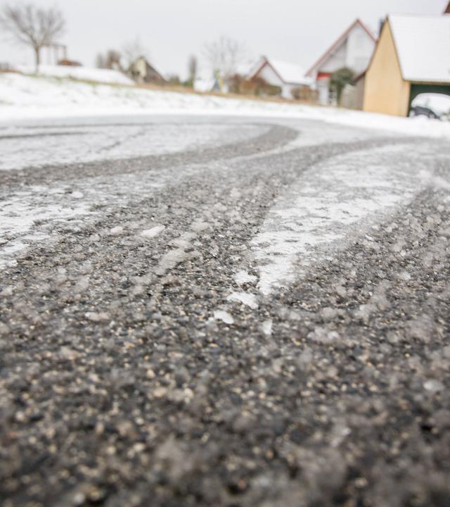 Schnee und Eis auf einer Straße