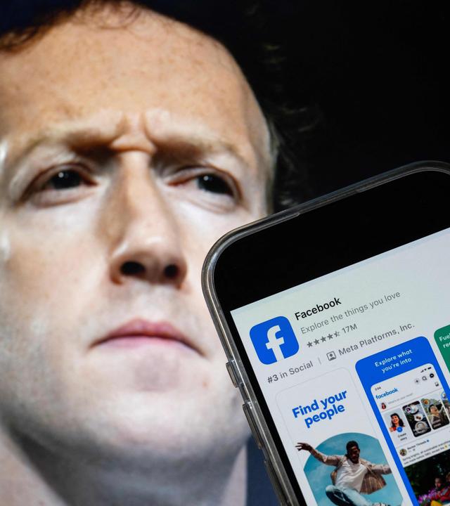 Zuckerberg mit smartphone