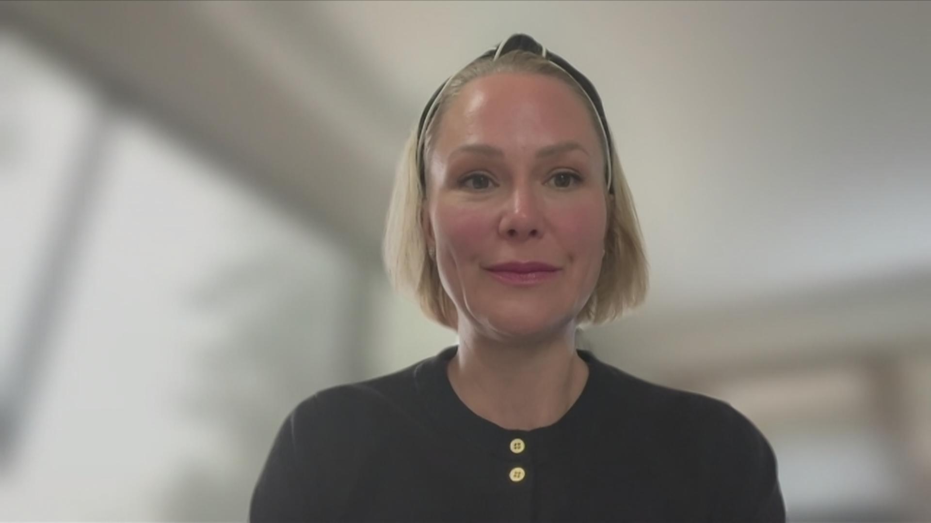 Birgit Haas, Einwohnerin von Pasadena im Gespräch mit Antje Pieper, Zugeschaltet aus einem Hotel