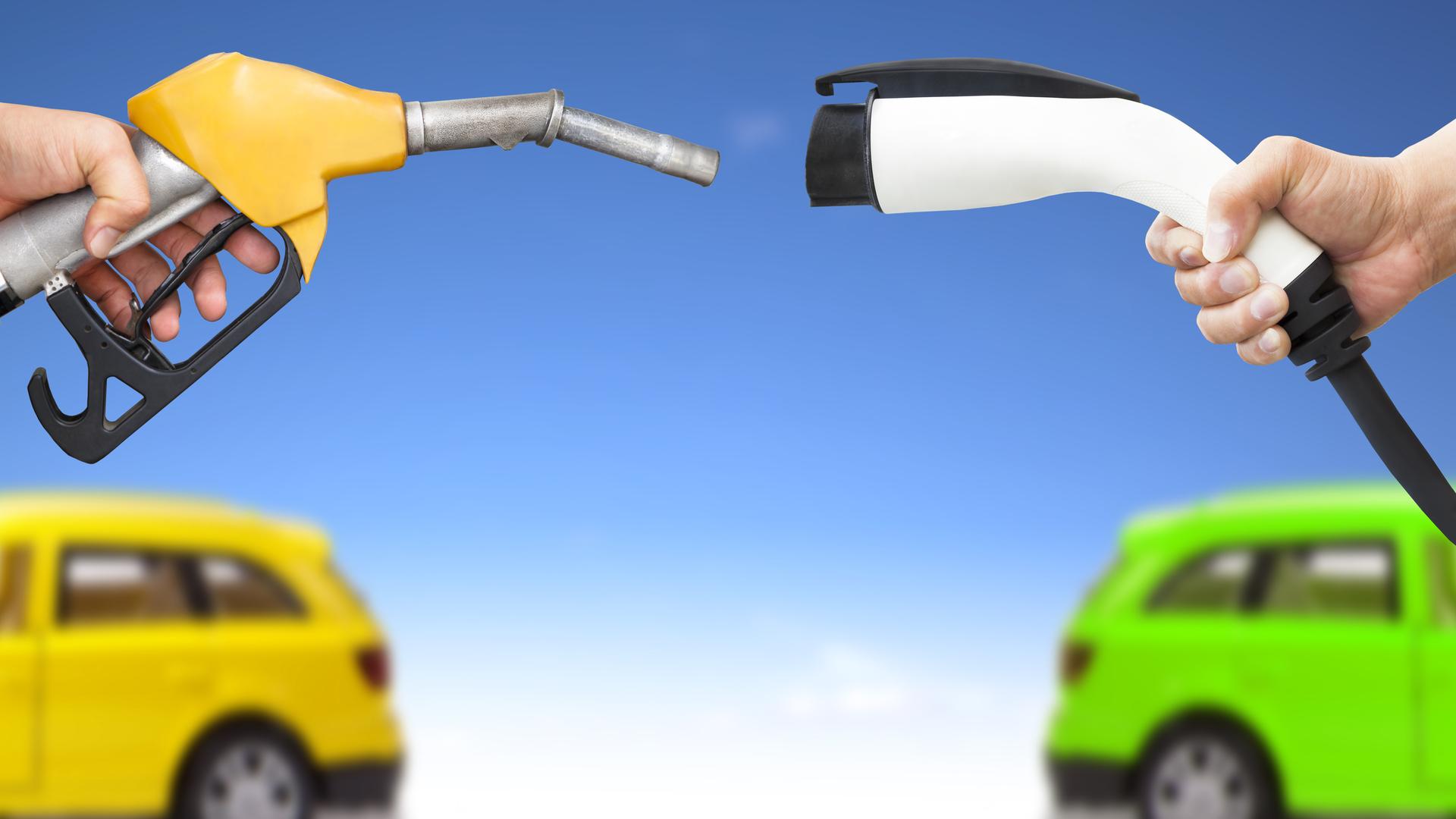 konventioneller kraftstoff und e-mobilitaet - symbolfoto