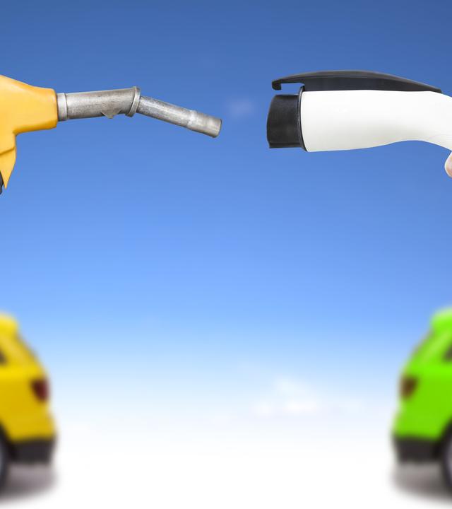 konventioneller kraftstoff und e-mobilitaet - symbolfoto