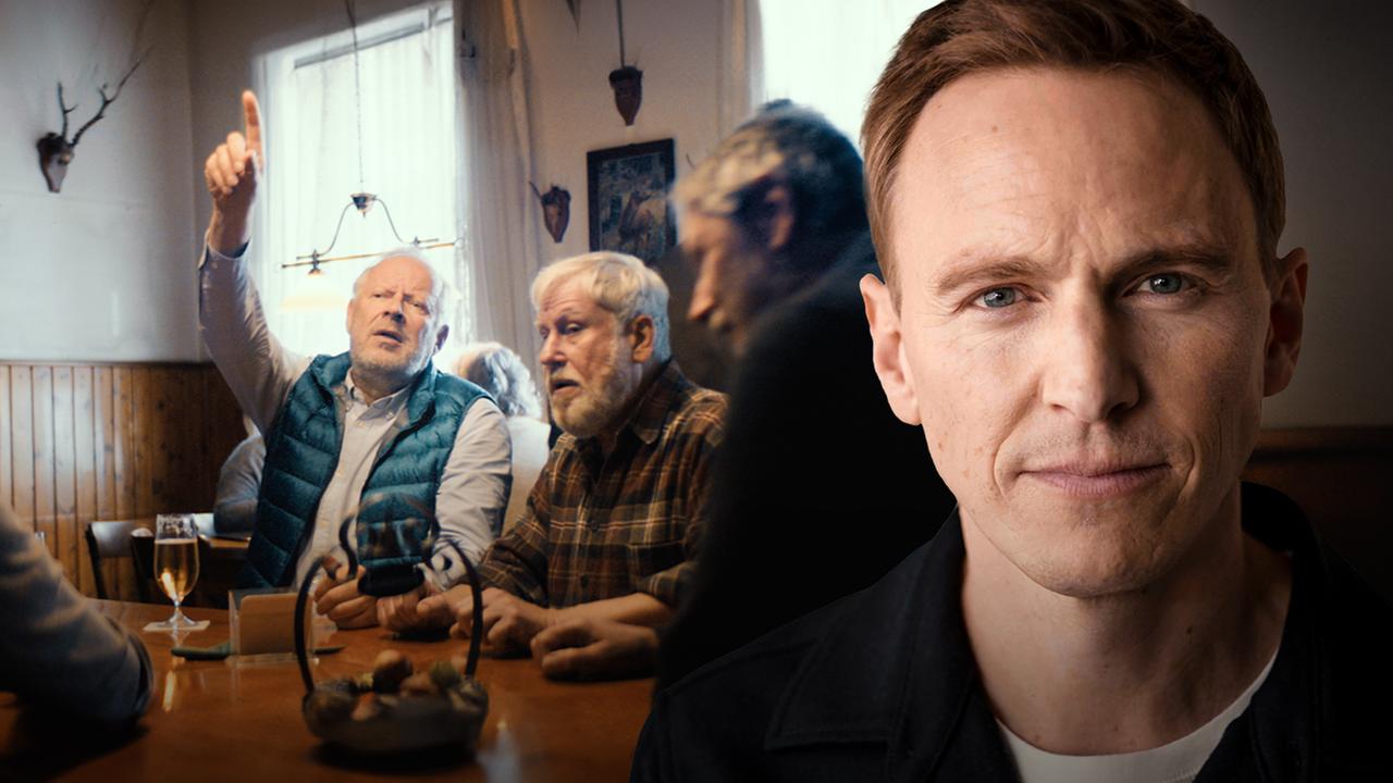 Mehrere ältere Herren sitzen in einer Kneipe