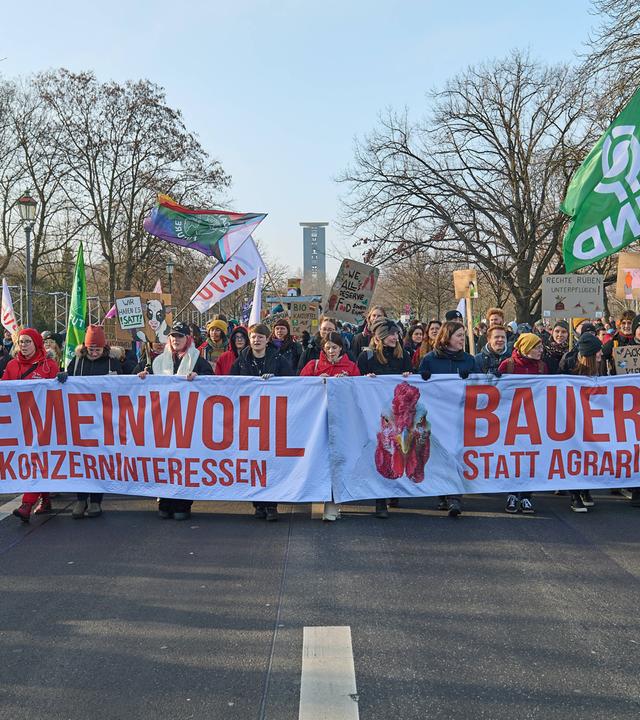 Menschen demonstrieren auf der Grünen Woche