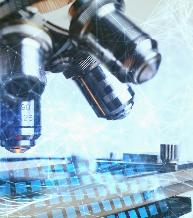 Fotomontage: Mikroskop und DNA Modell