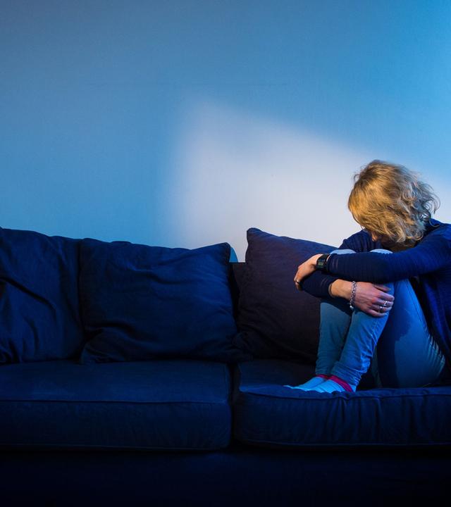 Frau sitzt am Fenster