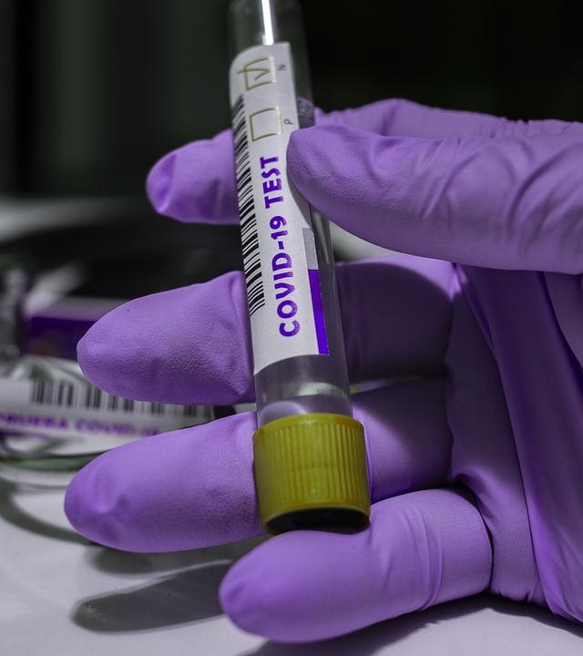 Rohrchen mit Aufschrift "Covid-19-Test"